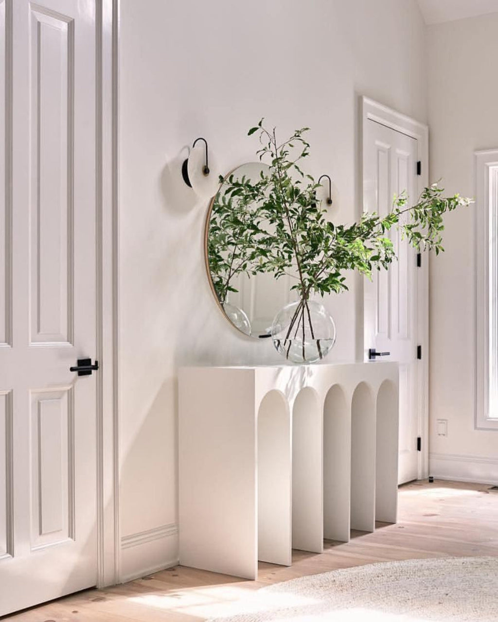 Alabaster Wall Lamp with Black Arm – Elegant Circular Wall Sconce Lighting 5