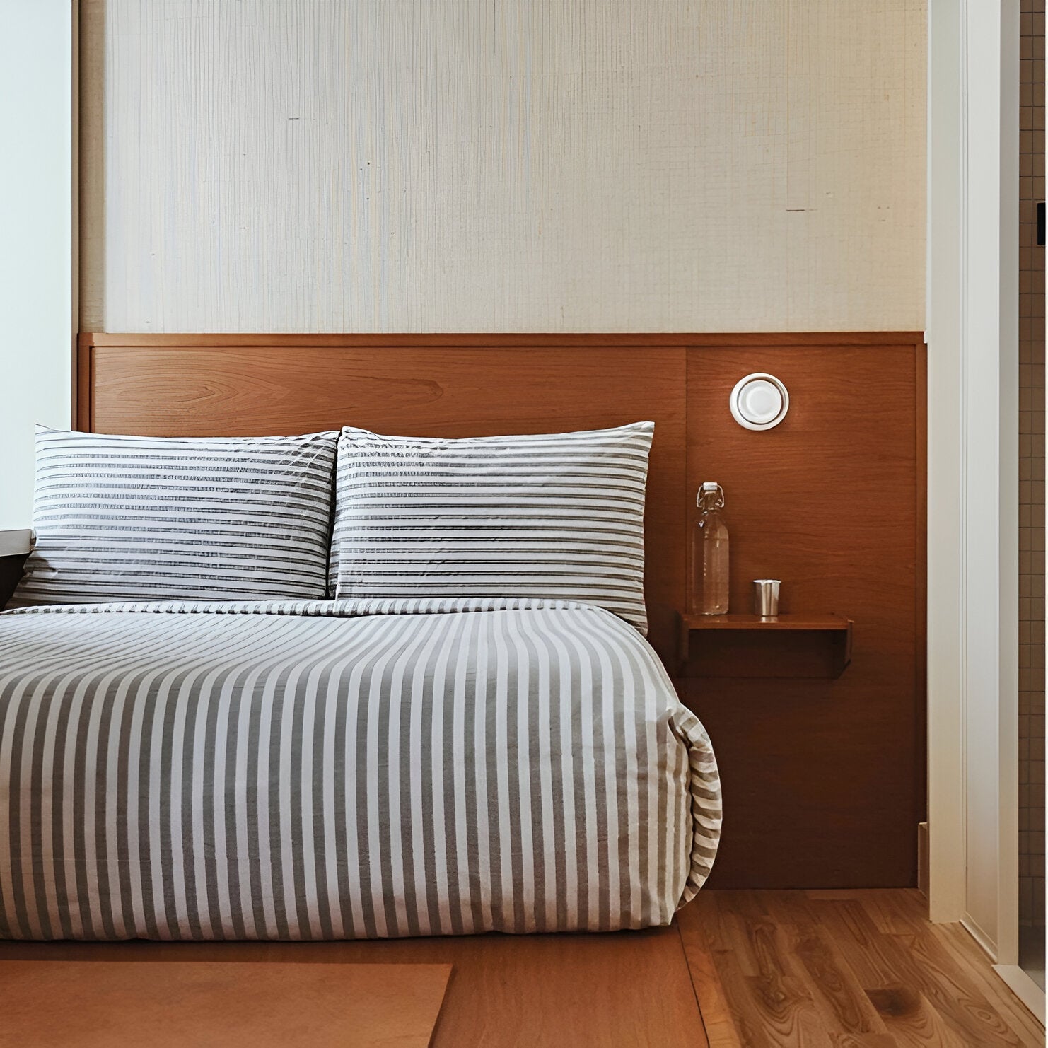 Aluminum Wall Lamp with Minimalist Design for Ambient Lighting - Smoke Gray, White, Amber 3