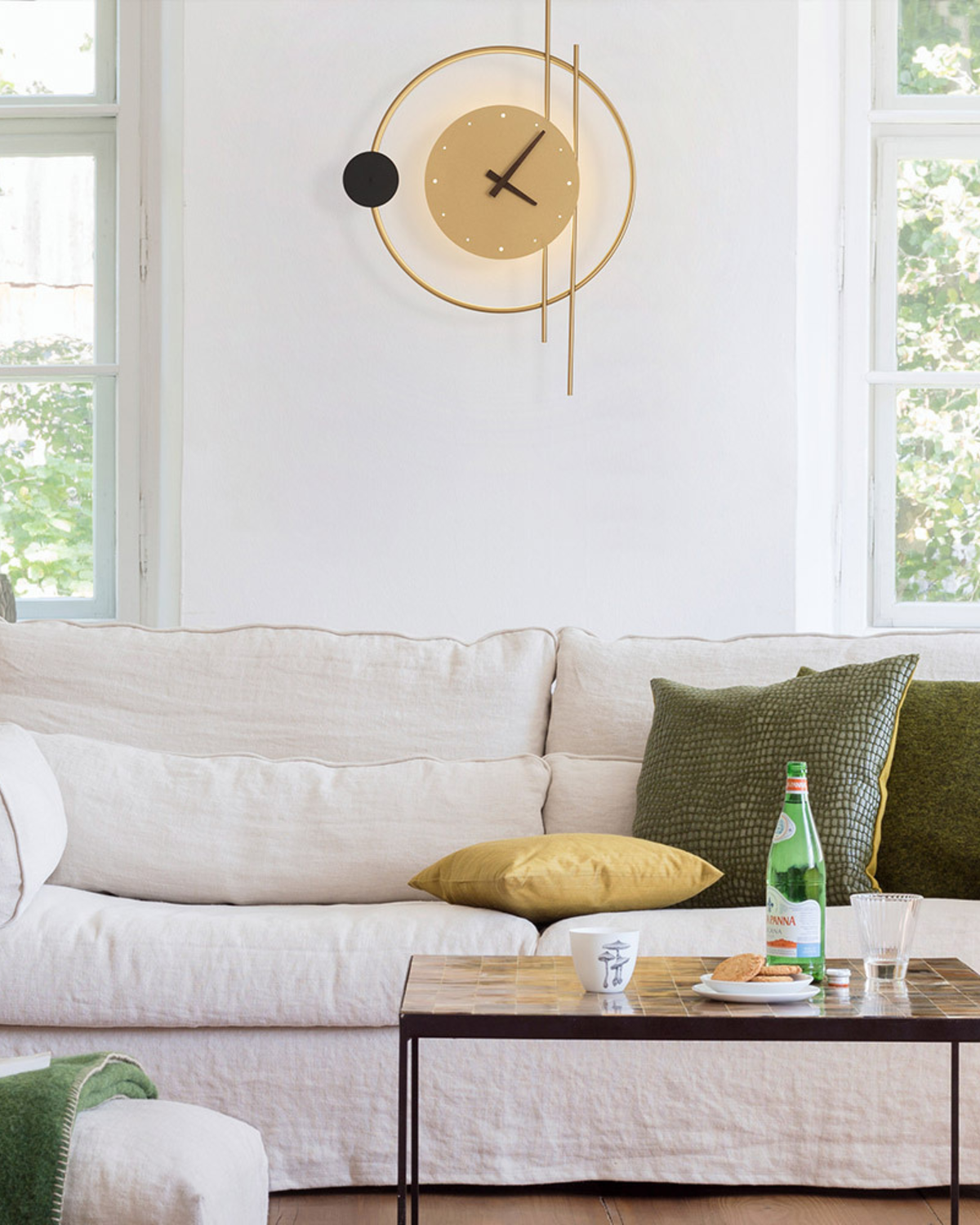 Éclipse Wall Clock Lamp – Modern Geometric Design in Gold and Black Finish 2