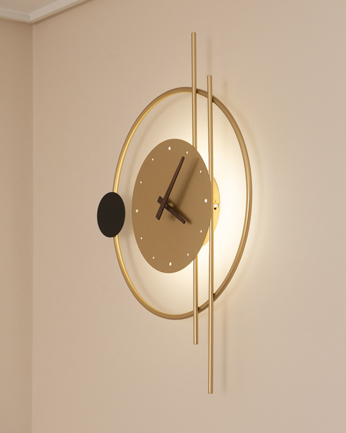 Éclipse Wall Clock Lamp – Modern Geometric Design in Gold and Black Finish 5