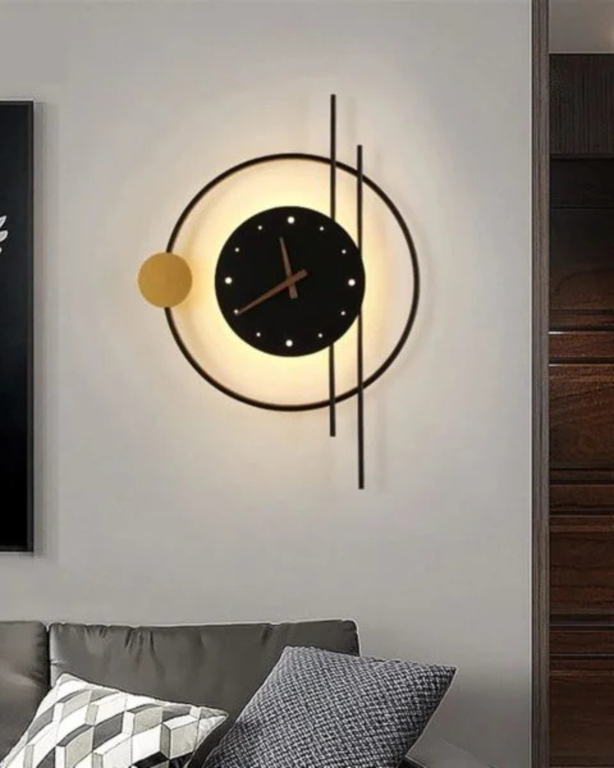 Éclipse Wall Clock Lamp – Modern Geometric Design in Gold and Black Finish 8