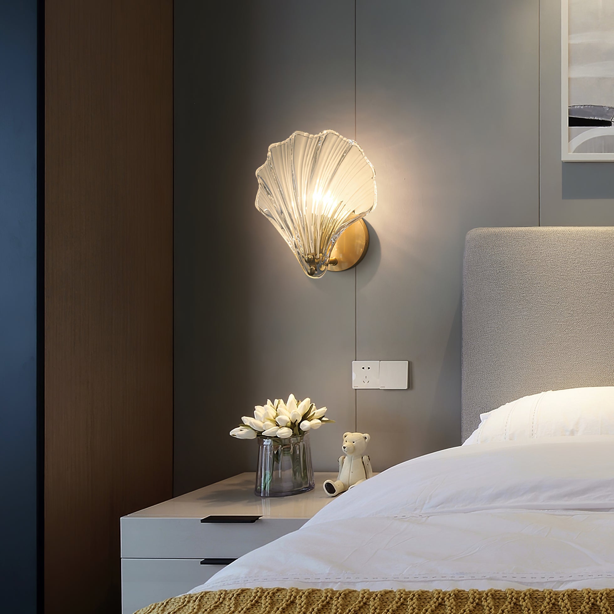 Elegant Shell Design LED Wall Sconce Brass Finish 2