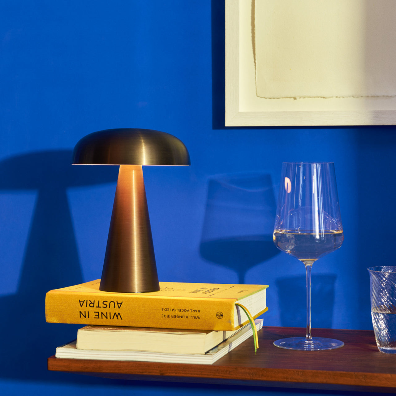 Elegant Wireless Table Lamp with Touch Controls – Battery Operated Metal and Acrylic Design for Bedside or Desk Use 3