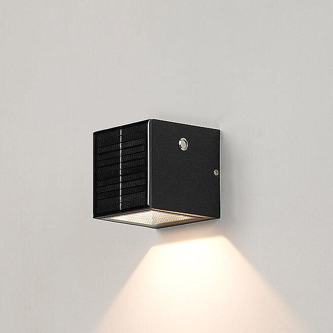 Modern Solar Outdoor Wall Light – Black Die-Cast Aluminum Fixture for Patios and Fences 7