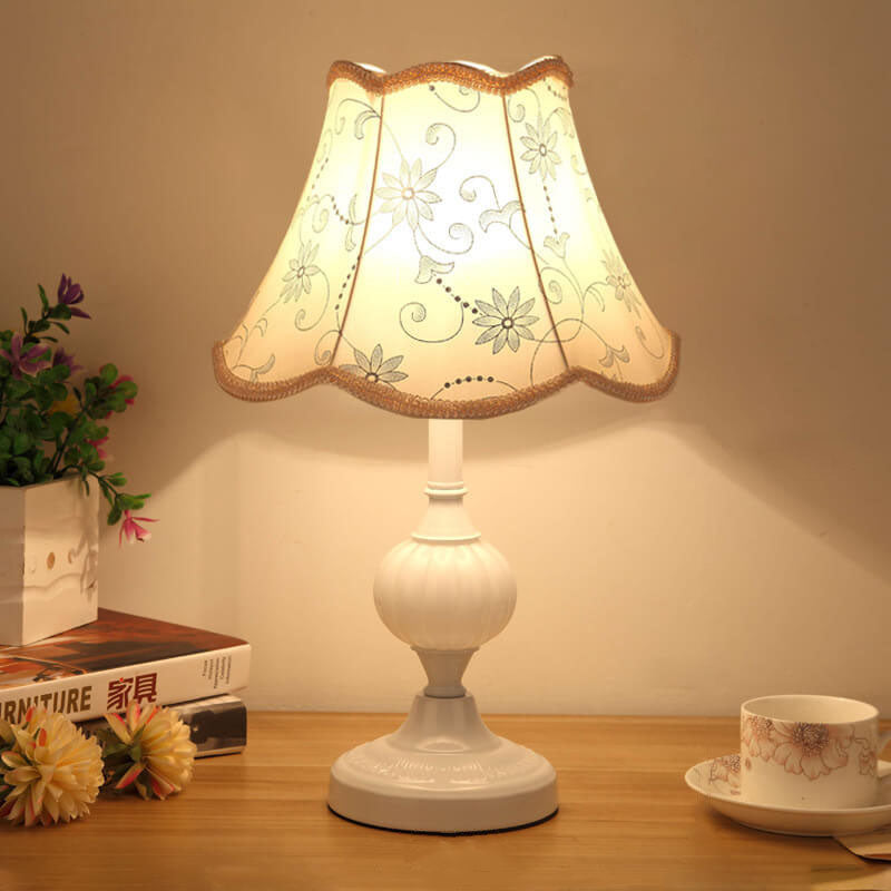 Vintage Floral Table Lamp with Fabric Shade – Elegant Bedside or Desk Lamp in White and Gold 2