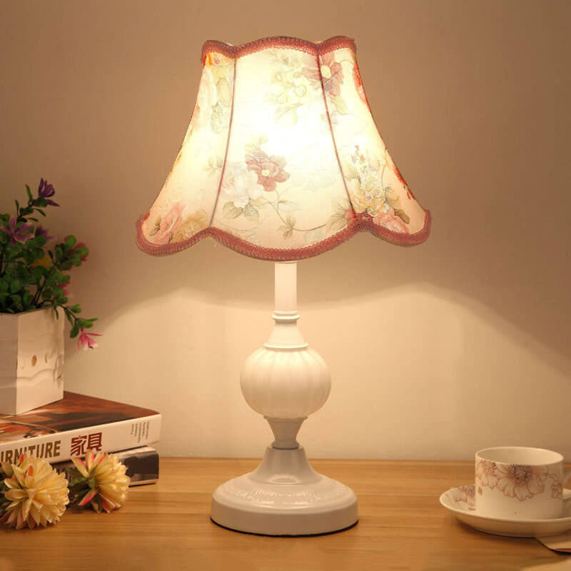 Vintage Floral Table Lamp with Fabric Shade – Elegant Bedside or Desk Lamp in White and Gold 3