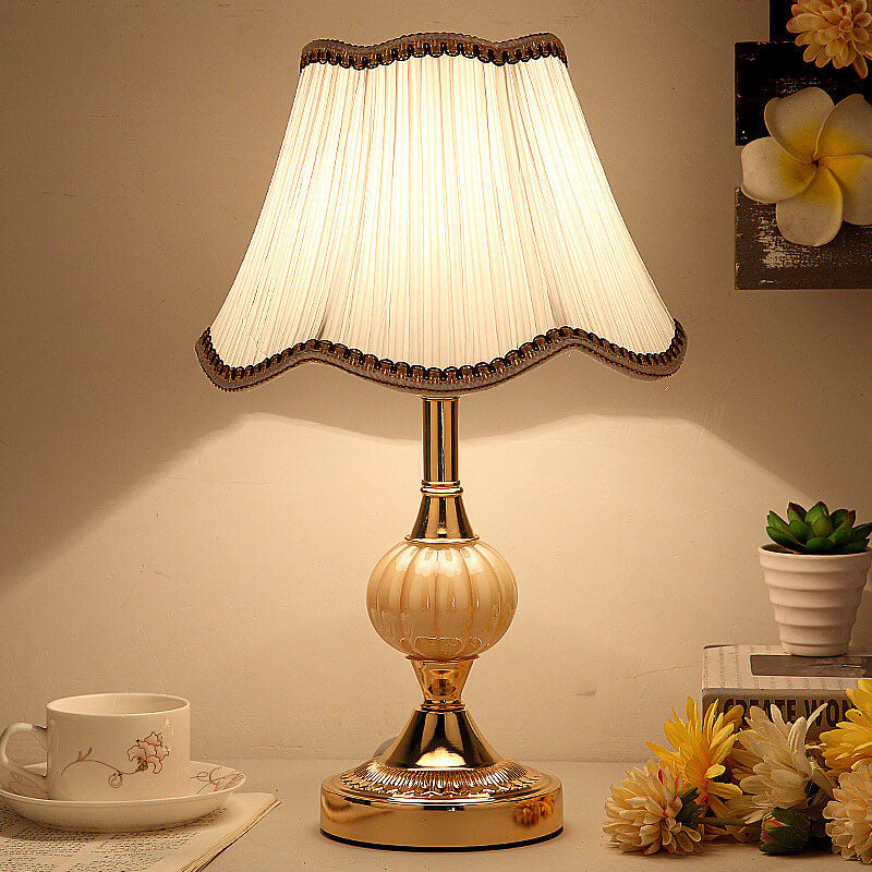 Vintage Floral Table Lamp with Fabric Shade – Elegant Bedside or Desk Lamp in White and Gold 9